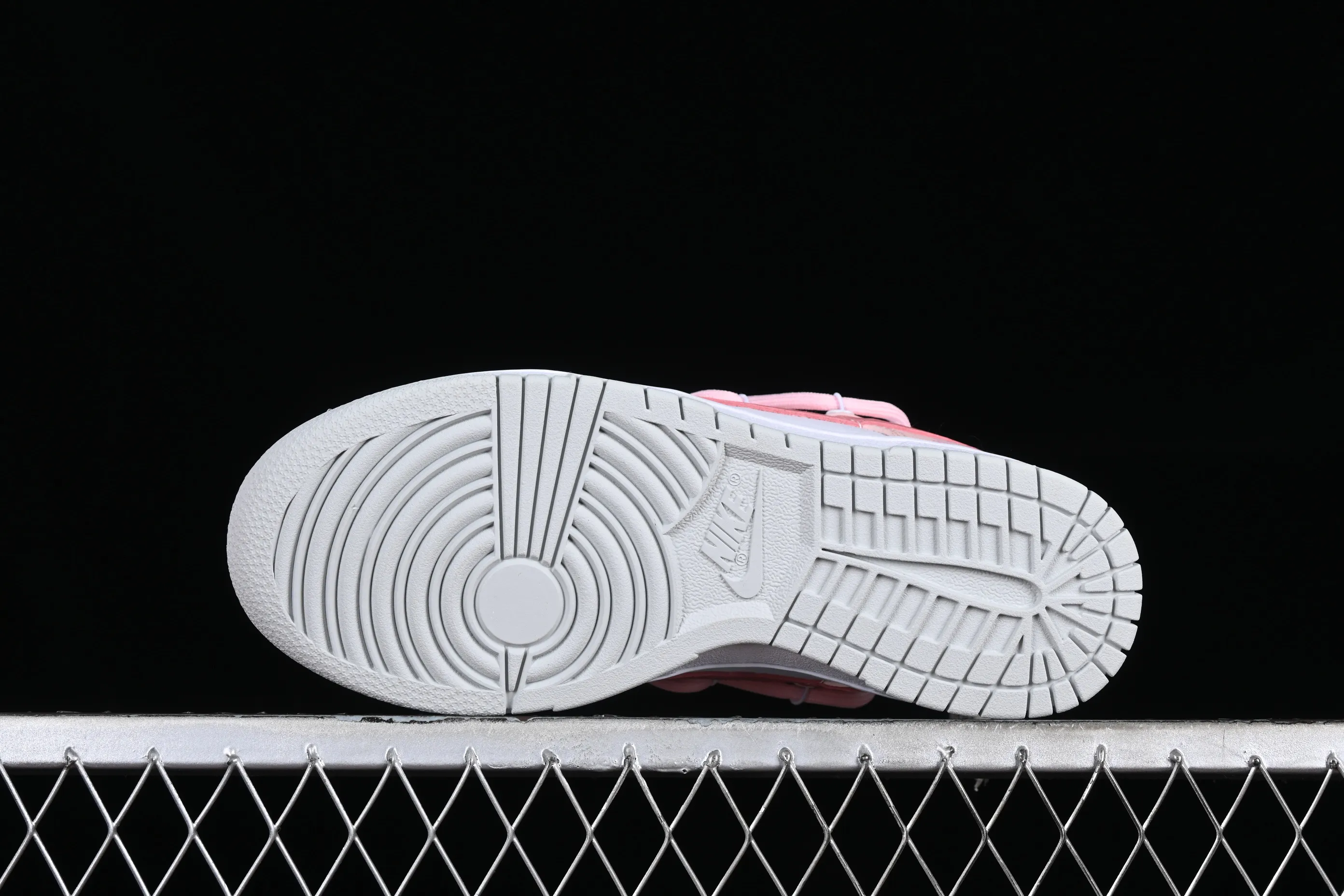 All categories Nk SB Dunk series Nk SB Dunk Low low-top sneakers Nk Dunk Low Sanshi Laboratory Dopamine Foundation Hug Bear SB strap low-top casual sneakers DH9765-102